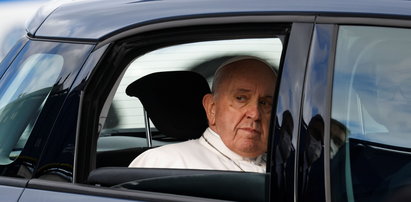 Niebezpieczny incydent z udziałem papieża Franciszka. Stracił równowagę na schodach samolotu