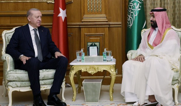 Turski predsednik Redžep Tajip Erdogan (levo) i saudijski prestolonaslednik Muhamed bin Salman (desno) imali su bilateralni sastanak pre potpisivanja pakta | Foto: Reuters