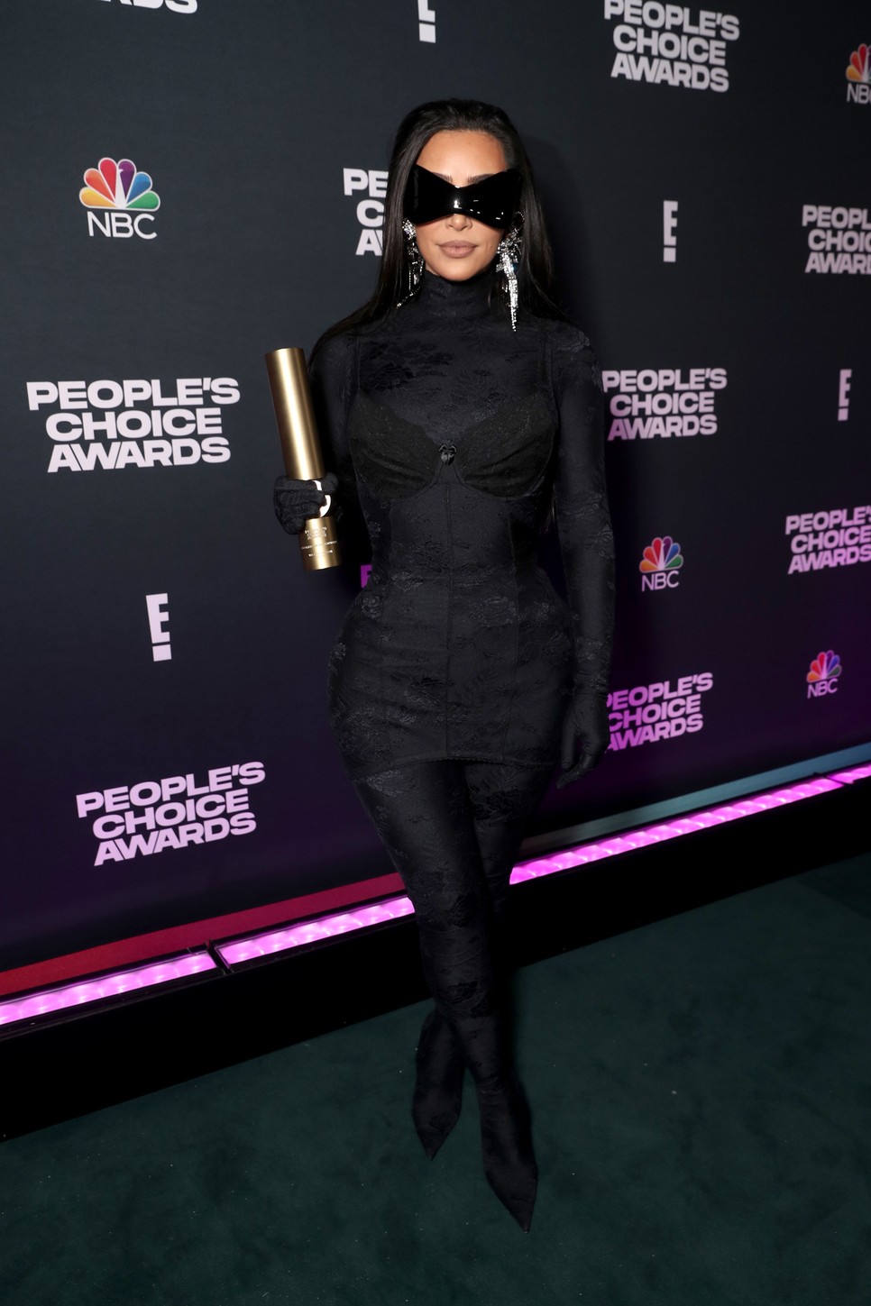 Kim Kardashian lett az év divatikonja, nem fogod elhinni milyen szettben vette át az elismerést