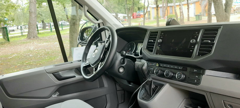 Kokpit to rozwiązania znane z Volkswagena Craftera. Jest tu m.in. ekran dotykowy z nawigacją pokładową i multimediami. 