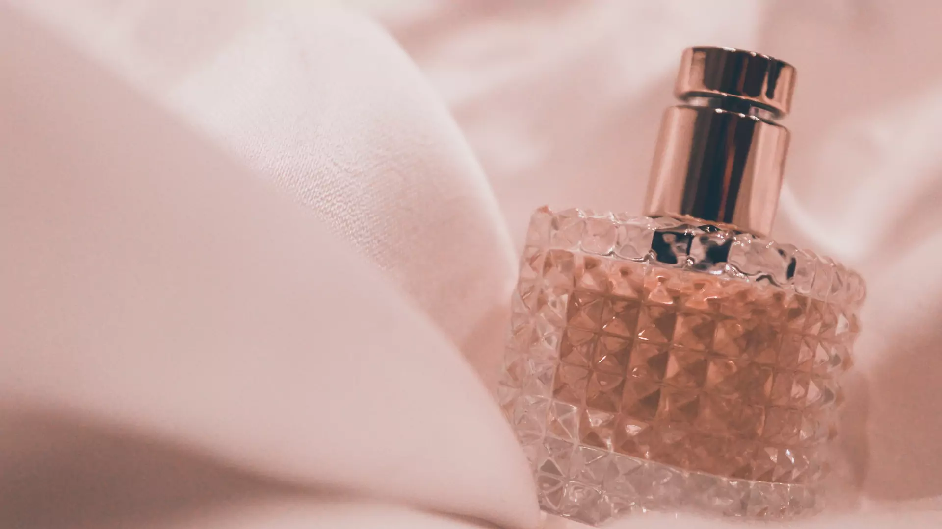 Faceci uważają te zapachy za niezwykle seksowne: TOP 5 nieznanych, a uwodzicielskich perfum na zimę