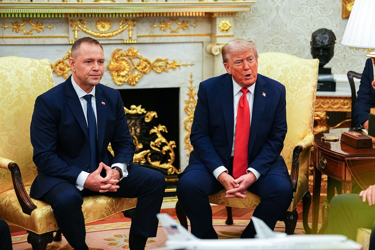 Polski prezydent Karol Nawrocki i Prezydent USA Donald Trump siedzą przed kominkiem w Białym Domu
