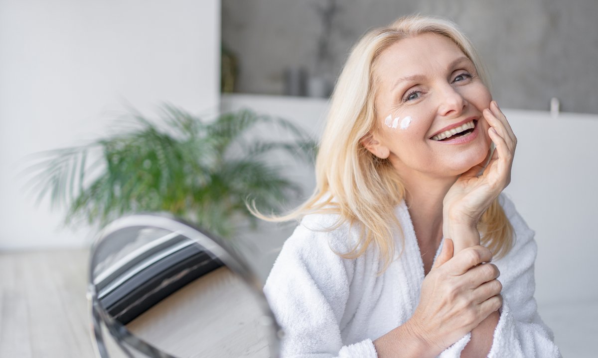 Ten niedrogi polski krem odmładza skórę w nocy. Bosko ujędrnia i napina