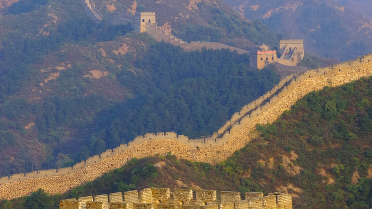 Historycy koreańscy krytykują archeologów chińskich, którzy odnaleźli ślady muru chińskiego, mające świadczyć o tym, że w całości mierzył 22 tys. km długości. Nazywają to zagrywką polityczną, mającą na celu uwiarygodnić historyczne pretensje terytorialne Chin.