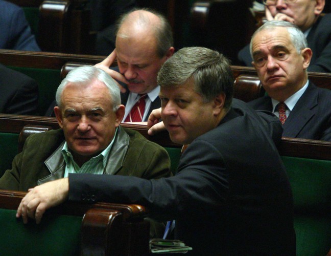 Złożenie urzędu przez lidera SLD było efektem serii ciosów, jakie wówczas otrzymał Sojusz. Pierwszym była afera Rywina. Zaowocowała ona powołaniem komisji sejmowej, która obnażyła polityczną kuchnię i położyła się cieniem na karierach prominentnych polityków lewicy. Efektem tego osłabienia było powołanie przez grupę posłów Sojuszu nowej partii, Socjaldemokracji Polskiej. Słabość Sojuszu spowodowała, że Sejm przyjął najbardziej radykalny raport z prac komisji autorstwa Zbigniewa Ziobry, postulujący m.in. postawienie Leszka Millera przed Trybunałem Stanu. Miller chciał jednak dotrwać do wejścia Polski do UE, więc podał się do dymisji nazajutrz po akcesji. Jego następcą został Marek Belka.