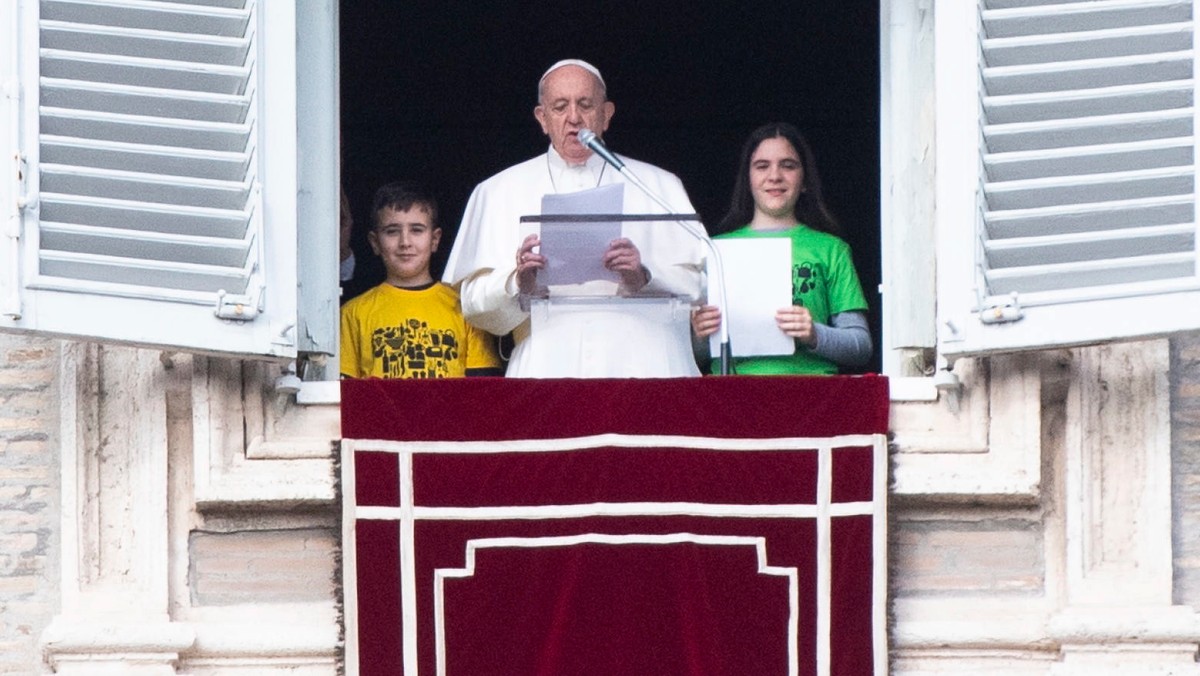 <strong>- Czytajmy codziennie kilka wersetów z Biblii - zachęcał papież Franciszek w Niedzielę Słowa Bożego, którą ustanowił. Ewangelię "trzymajmy otwartą na stoliku nocnym w domu, nośmy ją ze sobą w kieszeni, wyświetlajmy na telefonach komórkowych" - wzywał.</strong>