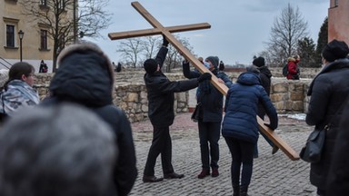 Droga krzyżowa w intencji uzależnionych. "Nie chodzi tylko o to, by nie pić"