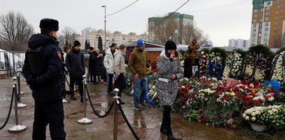 Na cmentarz przychodzą tłumy, ale grobu Nawalnego nie widać. Zdjęcia z Moskwy mówią wszystko