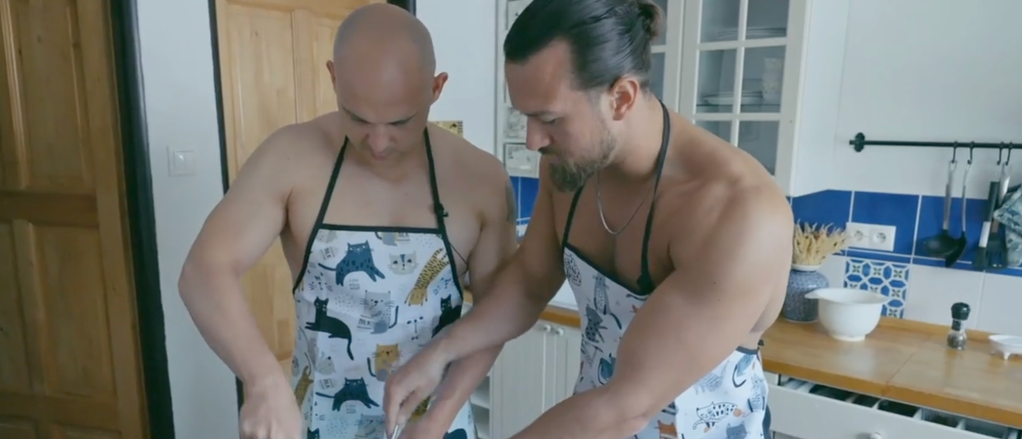 Mama, ožeň ma: Henrik a Tomáš sa blysli v kuchyni.