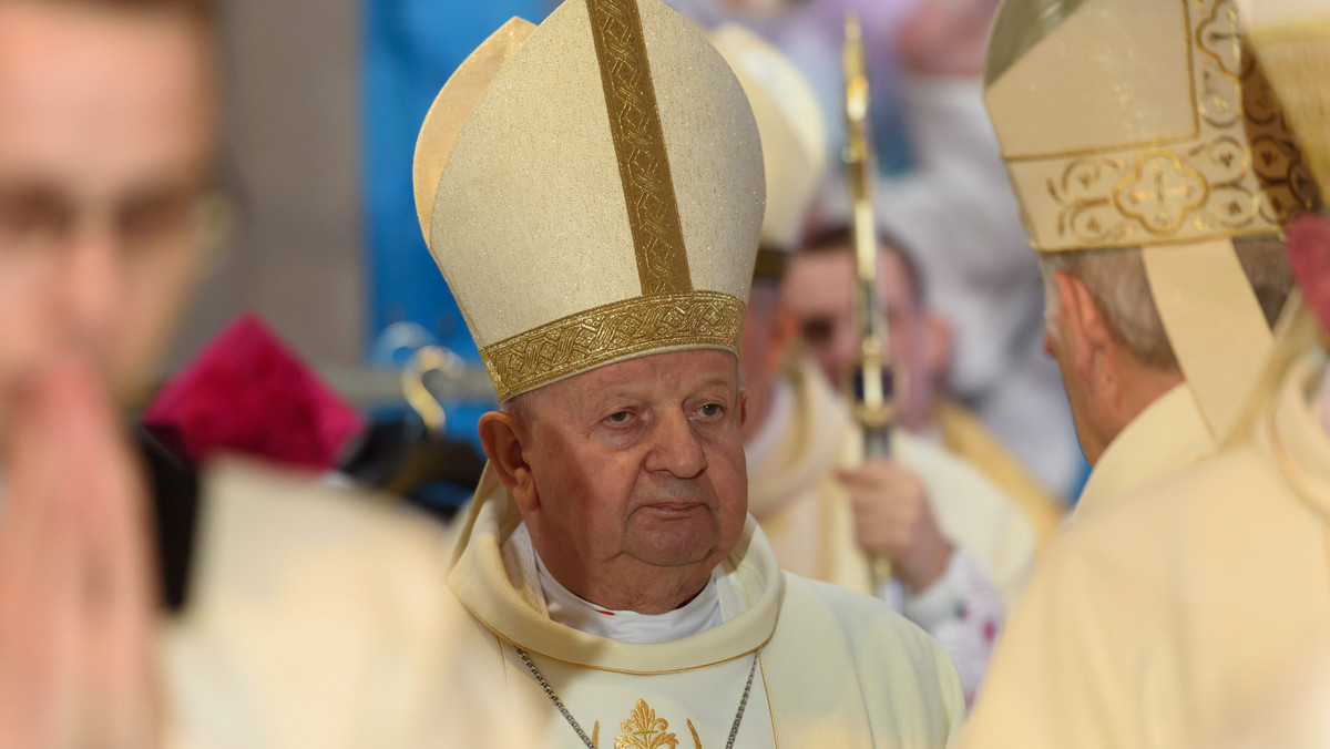 Na Wawelu rozpoczęły się obchody szóstej rocznicy pogrzebu Marii i Lecha Kaczyńskich. Wśród gości pojawili się m.in. premier Beata Szydło i prezes PiS Jarosław Kaczyński.