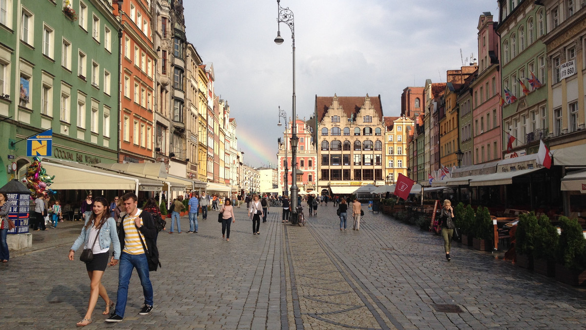 W niezwykle refleksyjnym wpisie na swoim blogu, Rafał Dutkiewicz podkreśla, że Wrocław potrzebuje chwili oddechu. Prezydent zapowiada zmianę w zarządzaniu miastem. Zaznacza, że po dużych inwestycjach, przyszła pora na te mniejsze, lokalne, głównie związane z infrastrukturą. Pisze też, że o przyszłości Wrocławia zdecydują sami mieszkańcy. "To ewenement. Nie tylko na skalę polską" – tłumaczy.