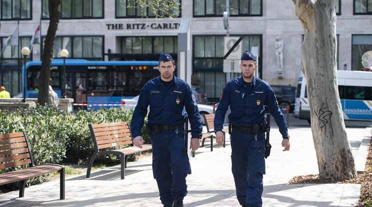 Rendőrök kezdik ellenőrizni, hogy betartják-e az asztalok közötti kétméteres távolságot a vendéglátósok a kerthelyiségekben. / Fotó: MTI/Illyés Tibor