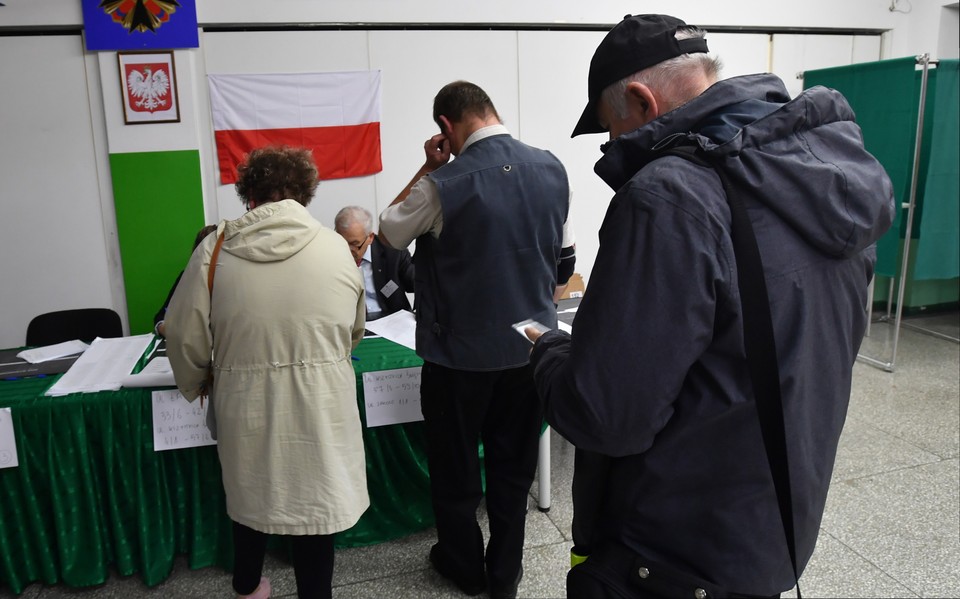 Głosowanie w jednym z lokali wyborczych w Szczecinie