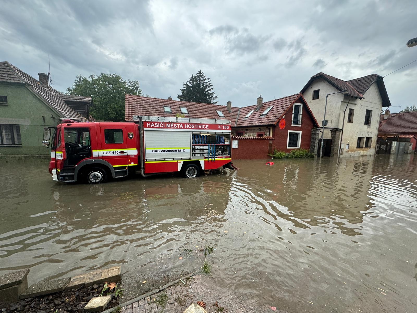 Silné búrky zaplavili ulice a napáchali škody.