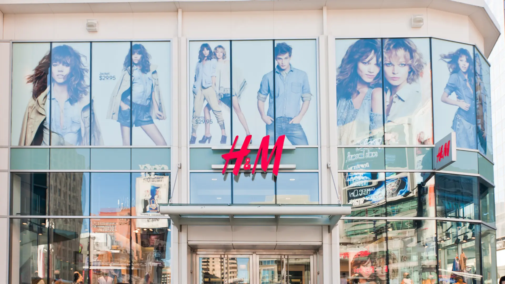 „Najfajniejsza małpa w dżungli”. Internauci odpowiedzieli na rasistowską reklamę H&M