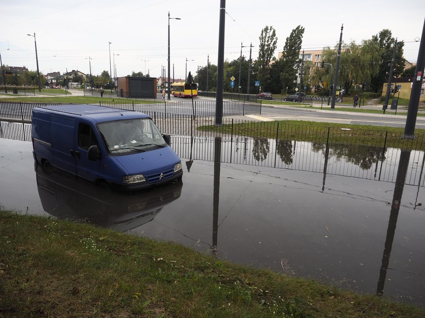 Krajobraz po nawałnicy w Łodzi. Powalone drzewa, zalane ulice...