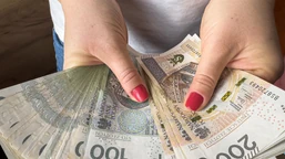 kto dostanie podwójną wypłatę w sierpniu? sprawdź kalendarz przelewów