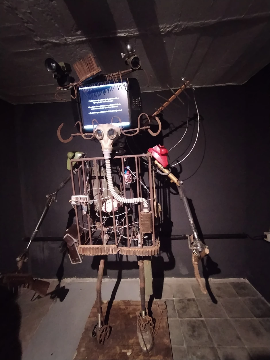 Skulptura "Čudovište diktature" je jedan od najupečatljivijih eksponata u muzeju bunkeru