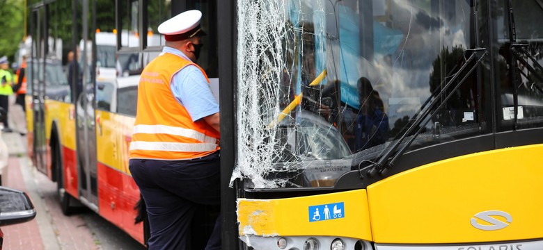 Kolejny wypadek autobusu w Warszawie. Kierowca usłyszał zarzuty [WIDEO]