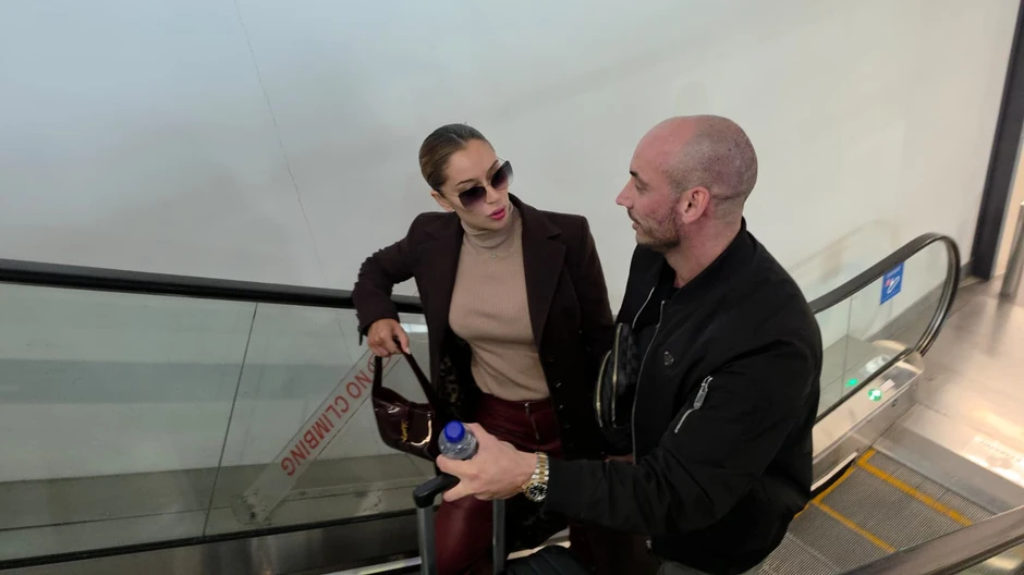 Tea Tairovič sa mužem na aerodromu