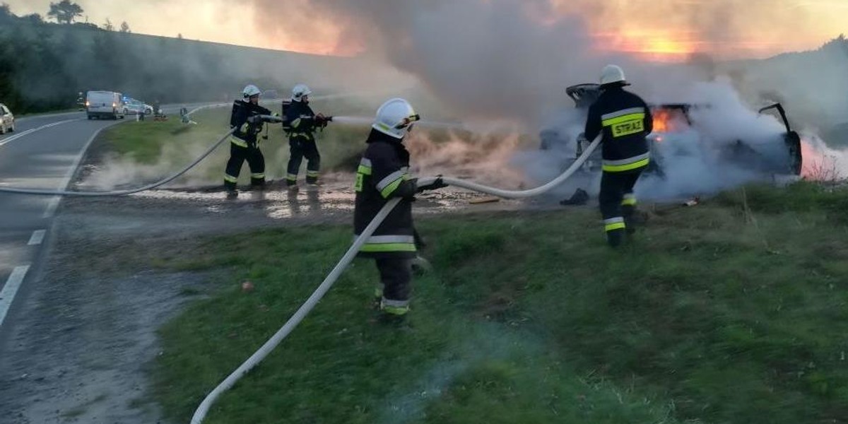 Samochód spłonął doszczętnie. Kierowca cudem się uratował