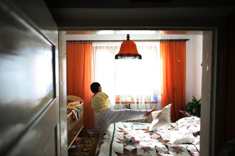 Sama zajmuje się wychowaniem dziecka. Ma wspaniałą rodzinę, która jest pod ręką