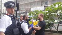 Szef partii KORWiN w Anglii miał obrażać osoby LGBT. Został aresztowany