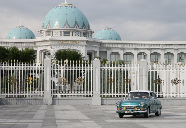 Premier Rosji Dmitrij Miedwiediew w specjalnej przygotowanej dla niego wołdze przyjeżdża na spotkanie z prezydentem Turkmenistanu w jego pałacu w Aszchabadzie, 2019 r. 