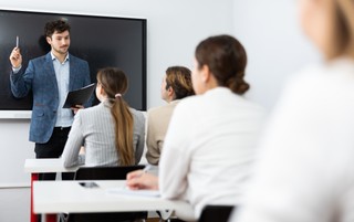Zmiany w rozliczaniu czasu pracy nauczycieli. 12-miesięczny okres rozliczeniowy i zadaniowy czas pracy rozwiązałyby problem nadgodzin?