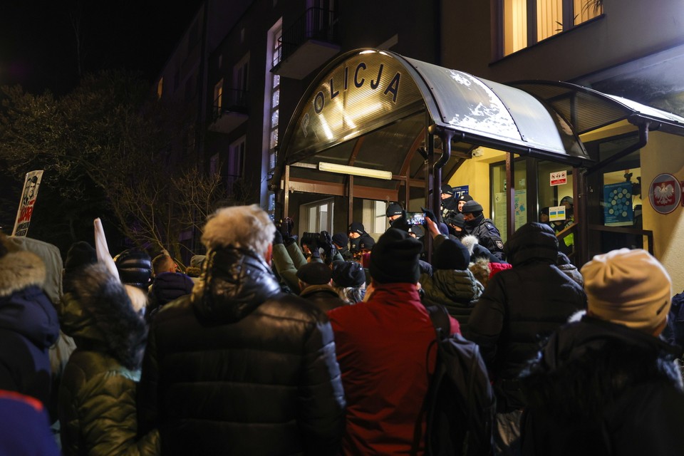 Uczestnicy protestu przed Komendą Rejonową Policji przy ul. Grenadierów w Warszawie