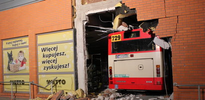 Ależ wypadek autobusu. Wjechał w supermarket. CAŁY!