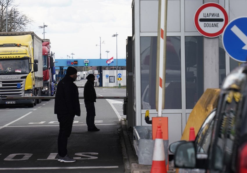 Od svih ljudi, stranaca, carinik priđe meni: "Do you have a passport?"; Ilustracija