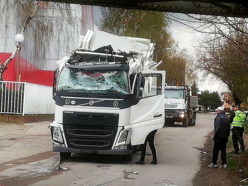 Vozač izašao iz kabine zahvaljujući vatrogascima