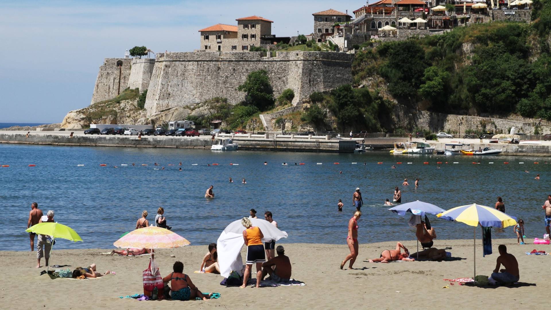 Podigao je paradajz turizam na viši nivo: Svi pričaju o momku koji u Crnoj Gori nosi tepih umesto peškira na plažu