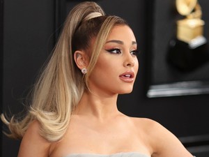 Ariana Grande megmutatta valódi, GÖNDÖR haját, és imádjuk!
