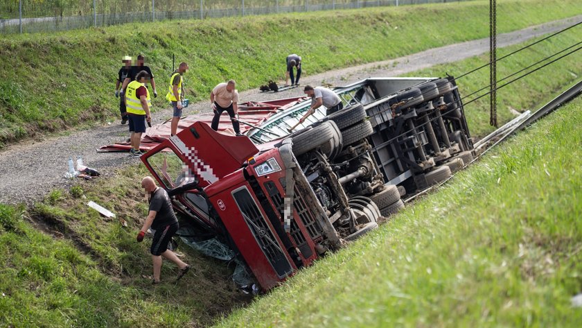 Groźnie wyglądający wypadek na autostradzie A1. Ciężarówka wylądowała w rowie