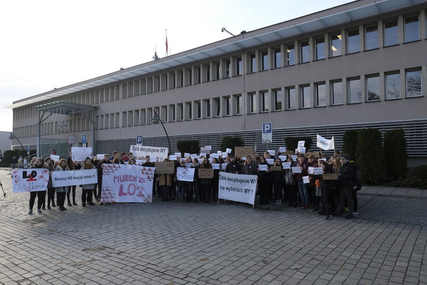 Jaworzno. Uczniowie i mieszkańcy protestują przeciwko likwidacji szkół