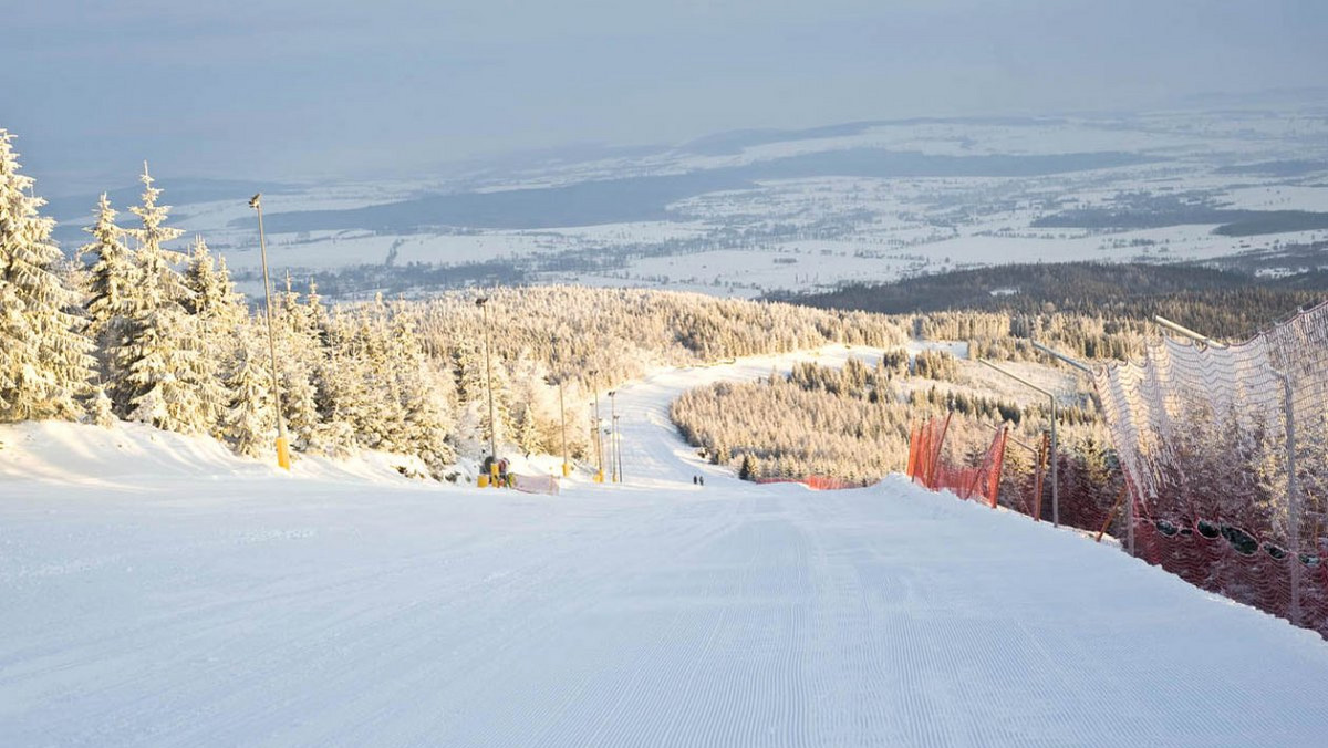 W całym woj. dolnośląskim utrzymują się dobre i bardzo dobre warunki narciarskie i pojeździć można w niemal wszystkich ośrodkach narciarskich. Warunki turystyczne ciągle są jednak trudne, a w Karkonoszach obowiązuje II stopień zagrożenia lawinowego.