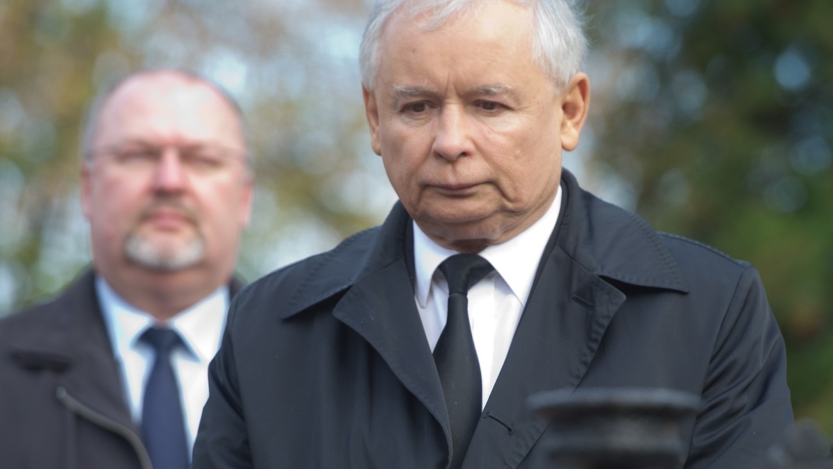 Jarosław Kaczyński złożył kwiaty pod tablicą upamiętniającą zamordowanego trzy lata temu w łódzkim biurze PiS Marka Rosiaka. - To było jedyne zabójstwo polityczne w dziejach III RP, ale nie było to zabójstwo przypadkowe - stwierdził w krótkim przemówieniu prezes PiS.