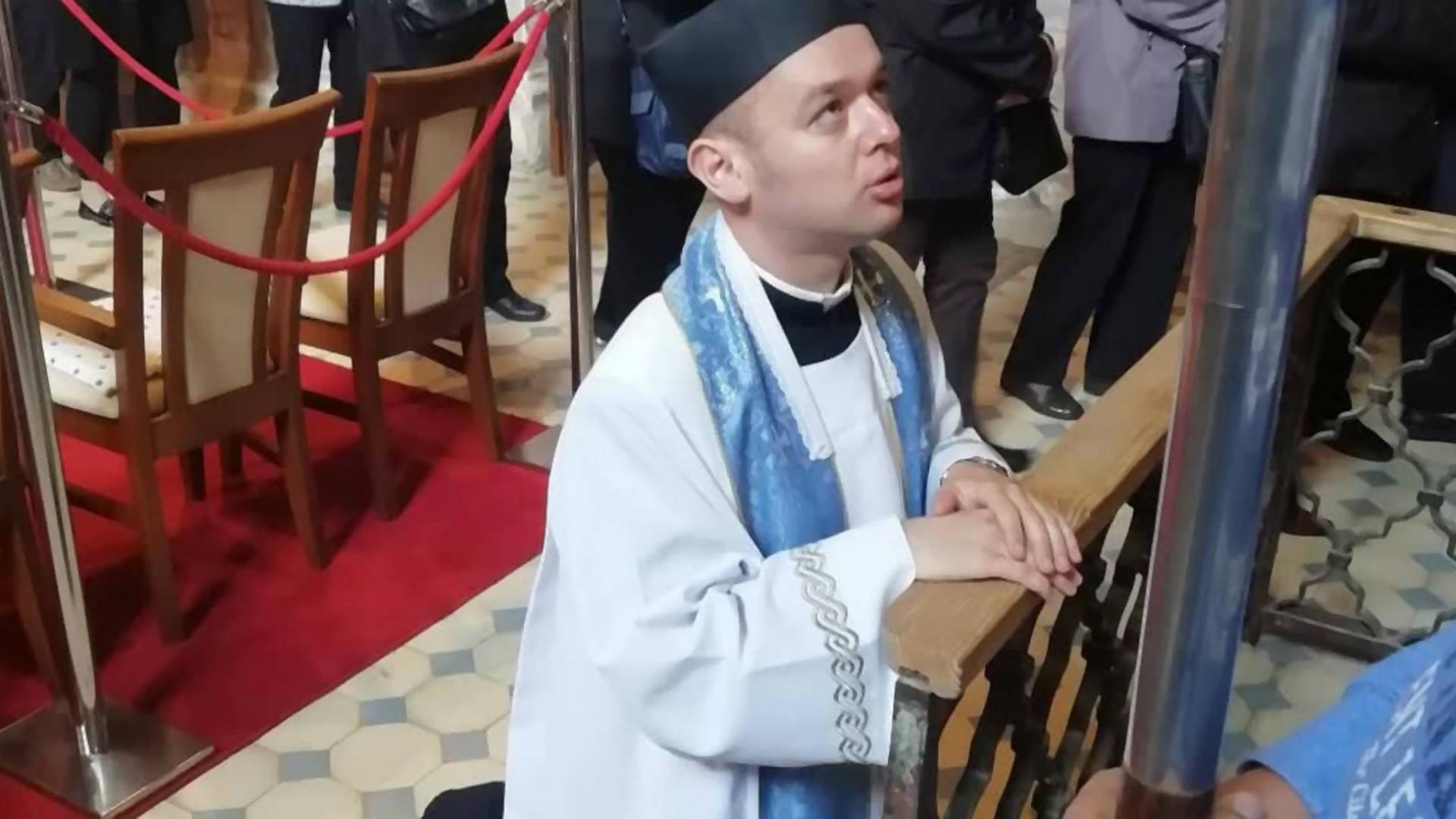 Sveštenik u Hrvatskoj napustio crkvu zbog ljubavi, meštani ostali u šoku kad su saznali u koga se zaljubio
