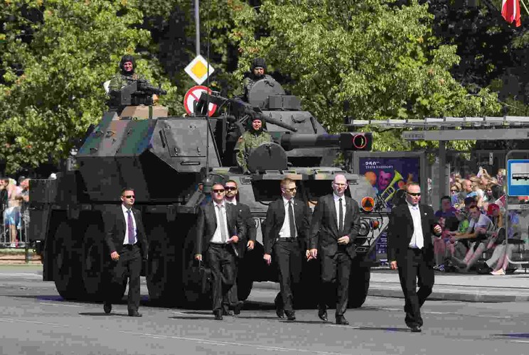 Defilada pojazdów wojskowych na ulicach stolicy, 15 bm.  (cat) PAP/Tomasz Gzell