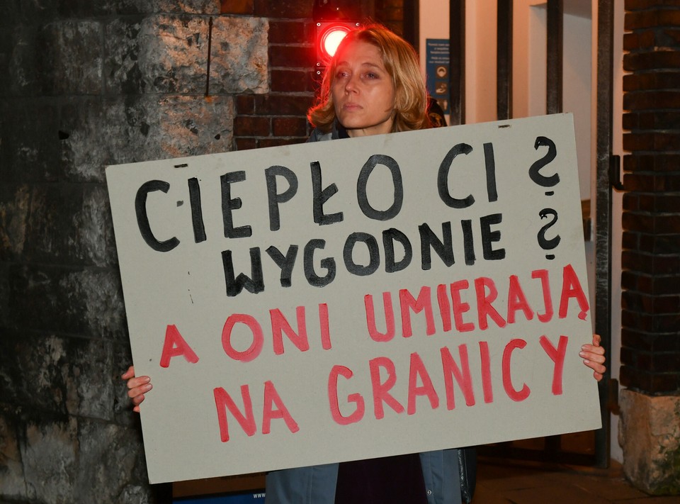 Jarosław Kaczyński odwiedził grób brata. Na miejscu czekali protestujący