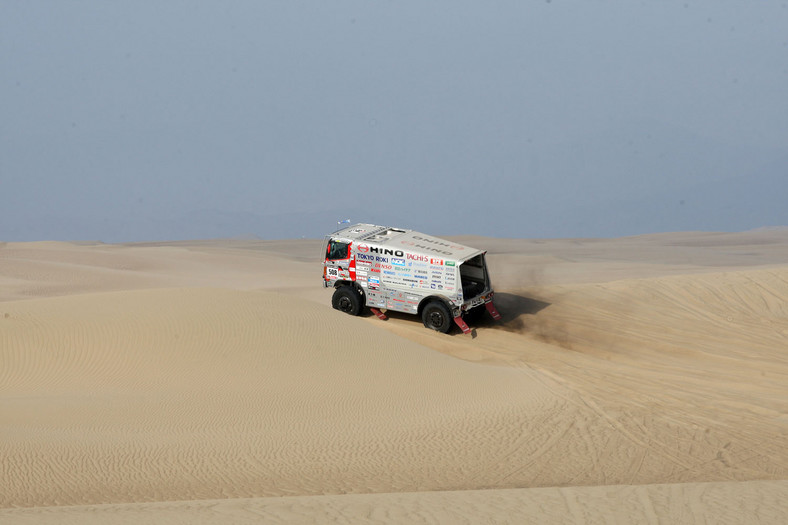 Dakar 2013: Hołowczyc zawiedziony, Sainz utknął na wydmach (2. etap, wyniki, galeria)