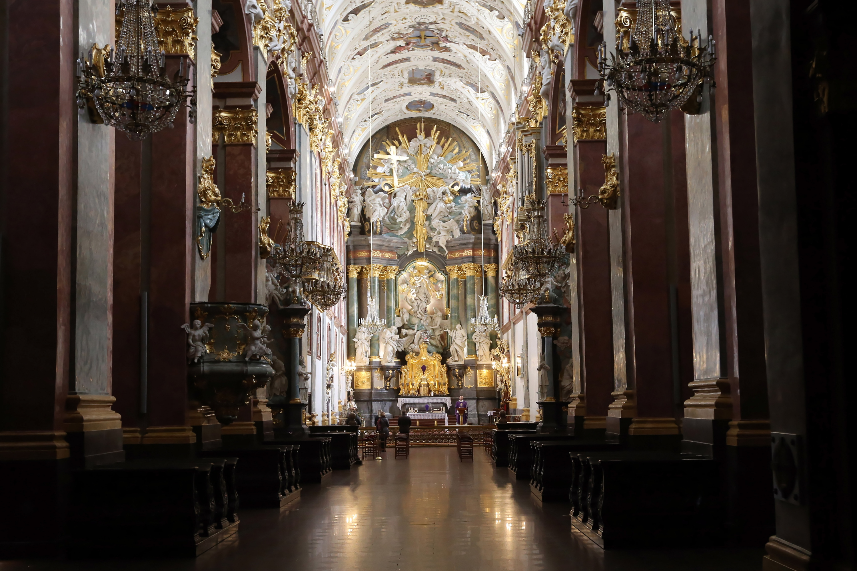 40 godzin adoracji na Jasnej Górze - pielgrzymi modlą się za pokój i powołania