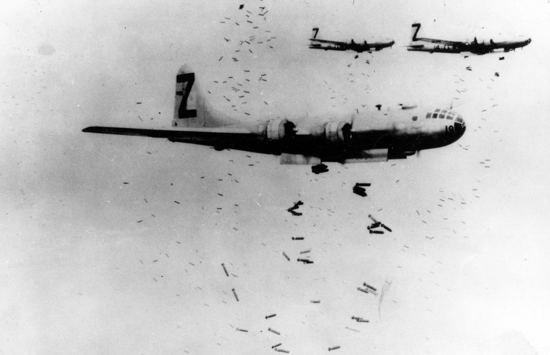 Amerykańskie bombowce B-29 zrzucają swój piekielny ładunek bomb zapalających