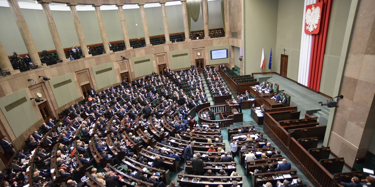 Według CBOS partia Jarosława Kaczyńskiego na prowadzeniu