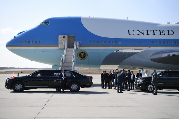 Wizyta prezydenta USA Joe Bidena. Samolot Air Force One z prezydentem USA Joe Bidenem na pokładzie po wylądowaniu na lotnisku w podrzeszowskiej Jasionce
