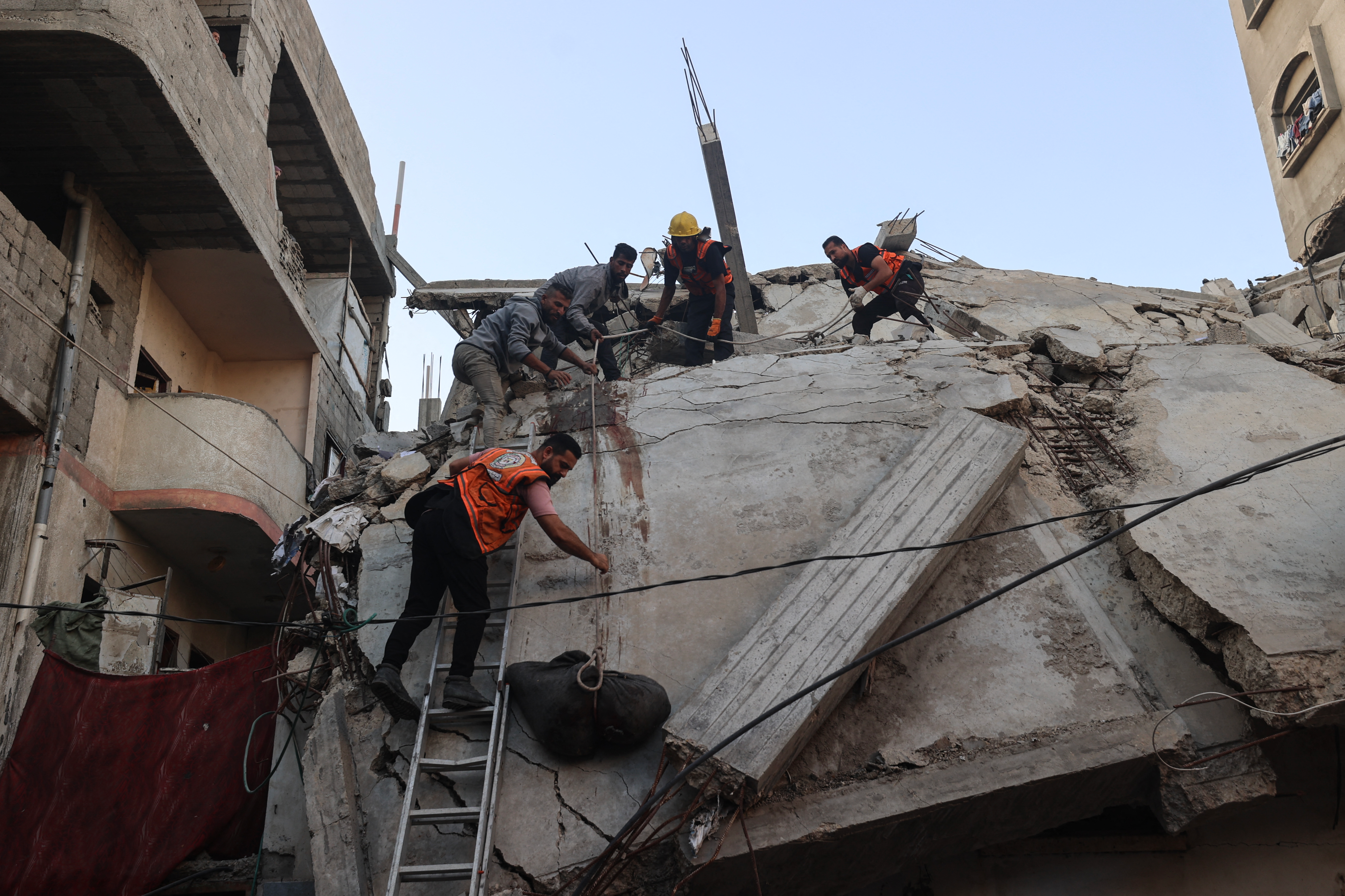 Israel bombardea Gaza tras tiroteo: al menos 18 muertos, incluidos niños