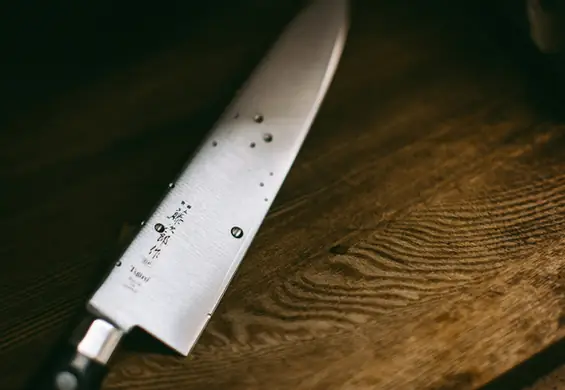 Nóż santoku ze stali damasceńskiej ma 67 warstw i jest niezniszczalny. Pioruńsko ostry, nic do niego nie przywiera