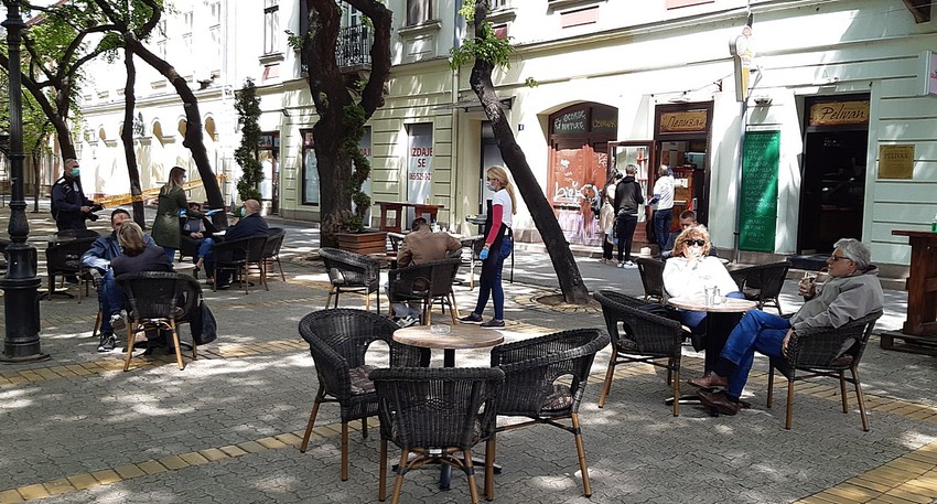 Razmaknuti stolovi u Subotici